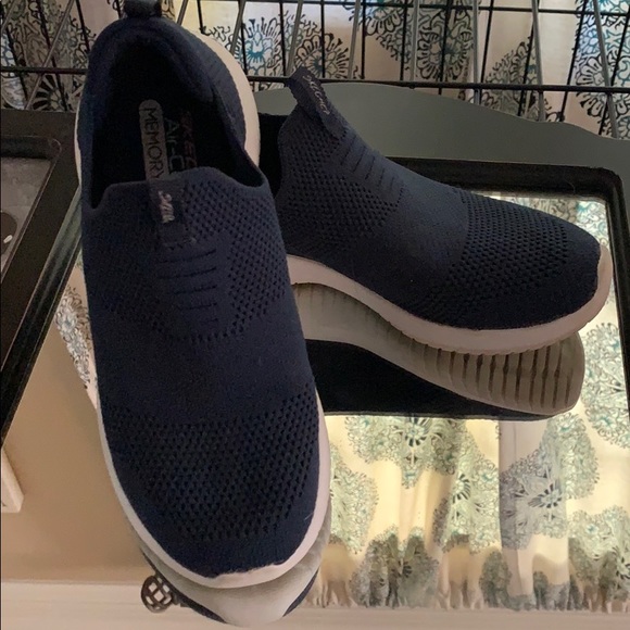 girls navy sketchers